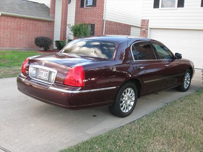 Sedan - Lincoln Town Car