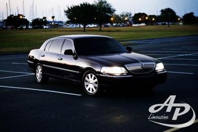 Sedan - Lincoln Town Car L