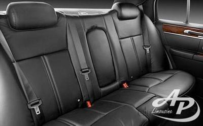 Sedan - Lincoln Town Car L