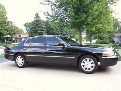 Sedan - Lincoln Town Car