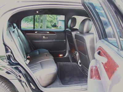 Sedan - Lincoln Town Car