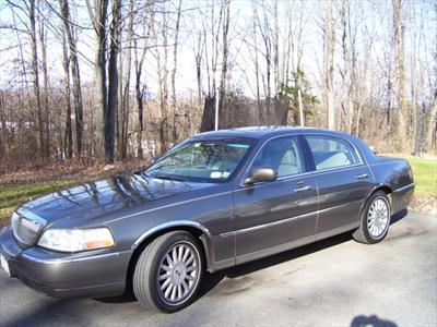 Sedan - Lincoln Town Car