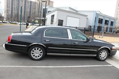 Sedan - Lincoln Town Car L