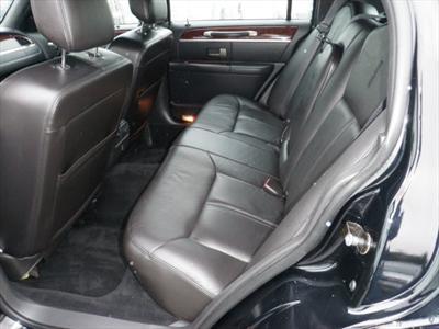 Sedan - Lincoln Town Car