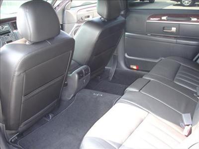 Sedan - Lincoln Town Car L