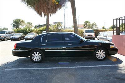 Sedan - Lincoln Town Car