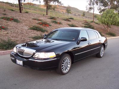 Sedan - Lincoln Town Car L