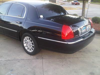 Sedan - Lincoln Town Car