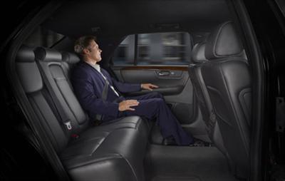 Sedan - Lincoln Town Car L